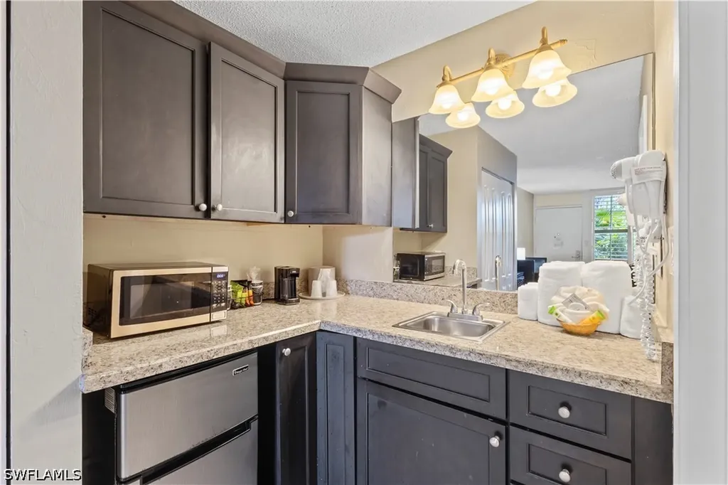 2555 Tamiami Trail N Naples FL 34103