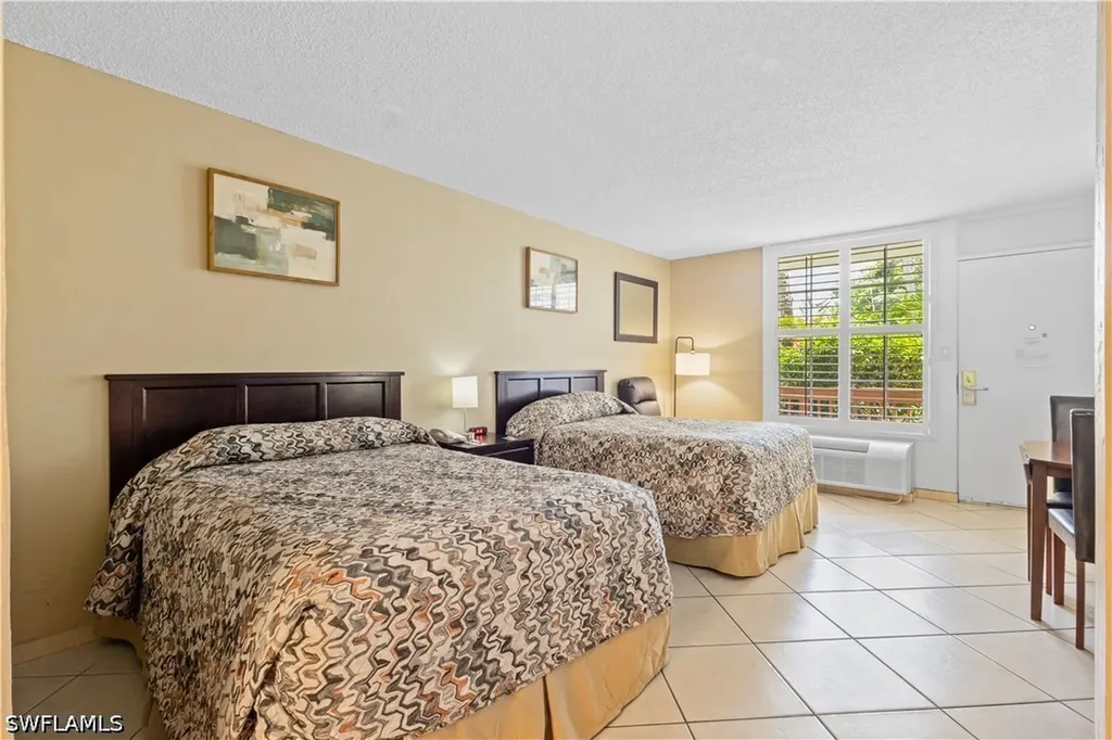 2555 Tamiami Trail N Naples FL 34103