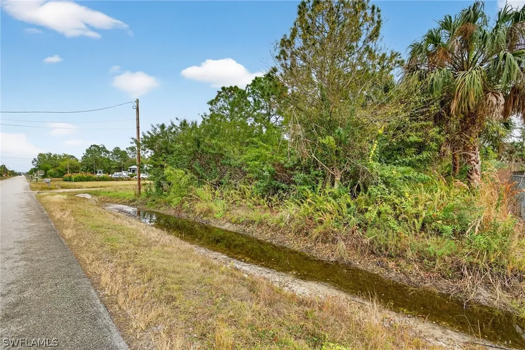 Xxxx 60th Avenue NE Naples FL 34120