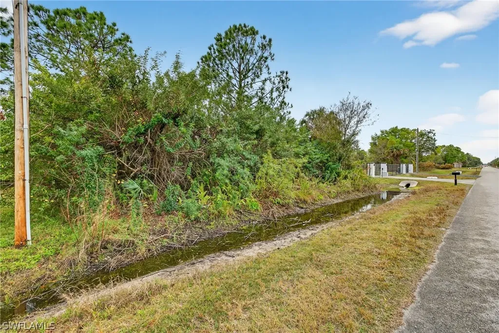 Xxxx 60th Avenue NE Naples FL 34120