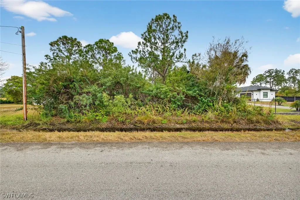 Xxxx 60th Avenue NE Naples FL 34120
