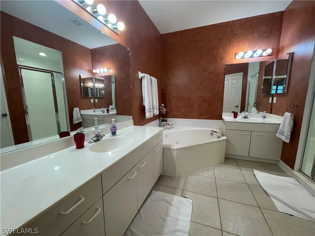 2021 Crestview Way Naples FL 34119
