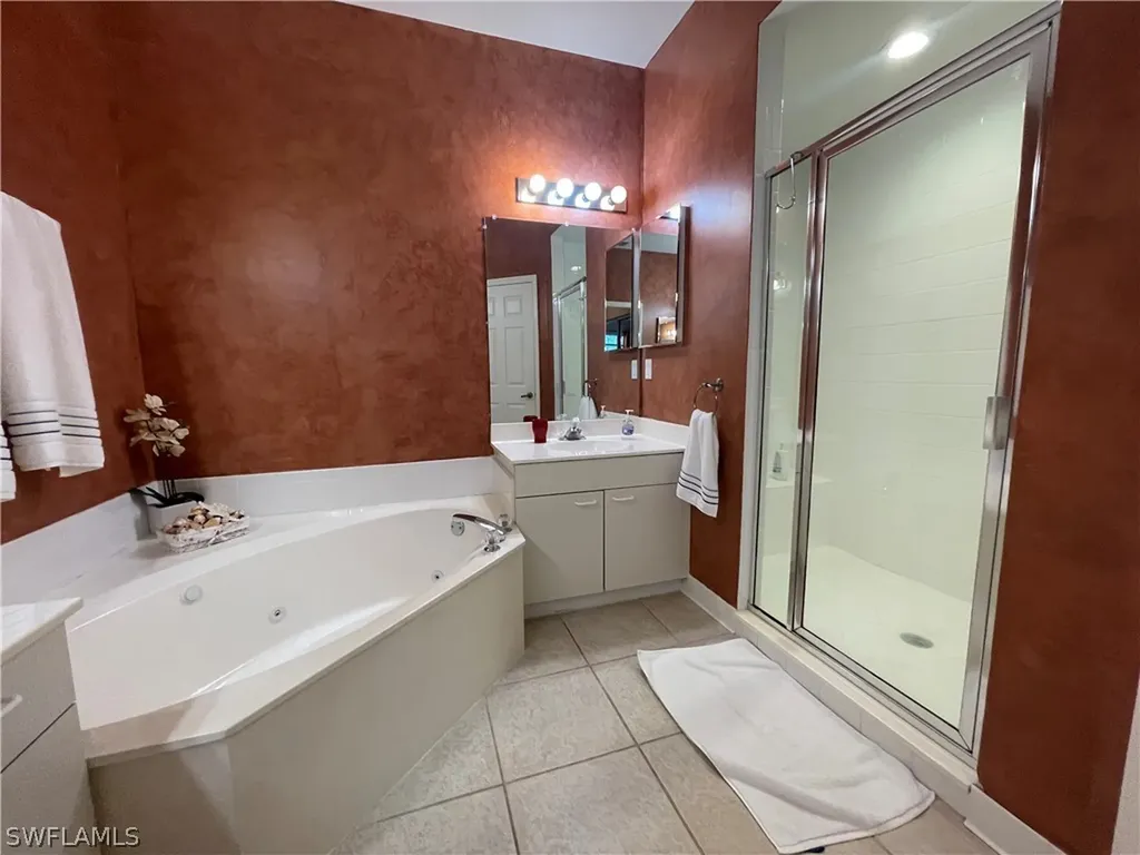 2021 Crestview Way Naples FL 34119