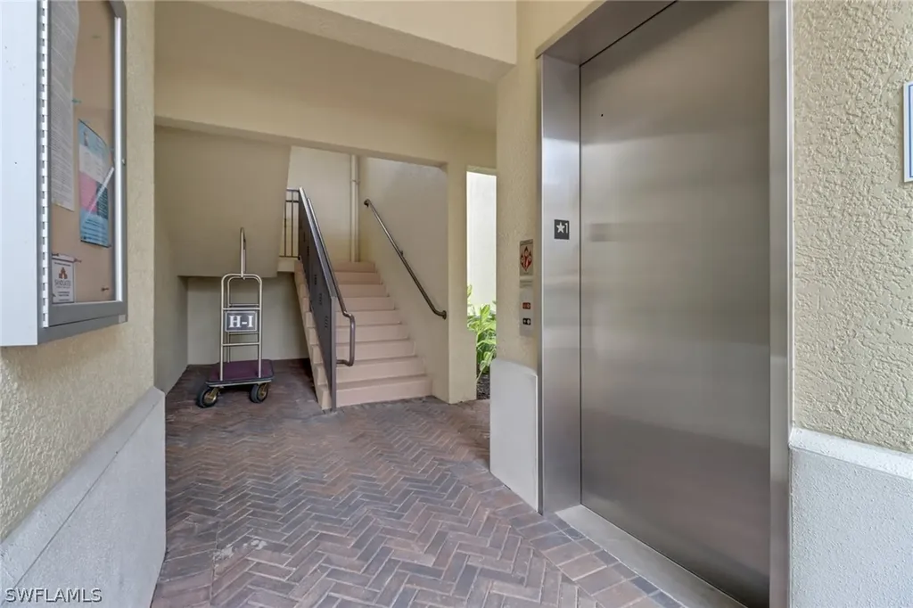 985 Sandpiper Street Naples FL 34102