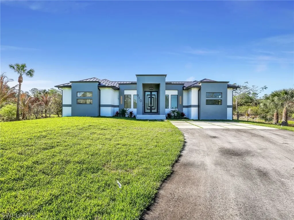 Naples FL, 910 Golden Gate Boulevard E