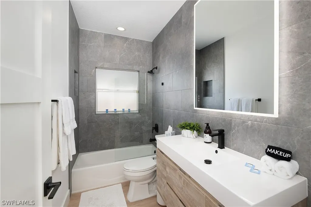 823 96th Avenue N Naples FL 34108