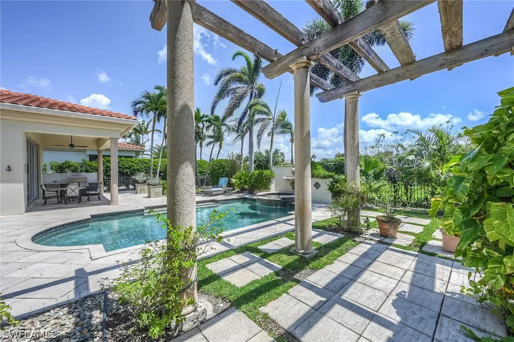 2052 Isla Vista Lane Naples FL 34105