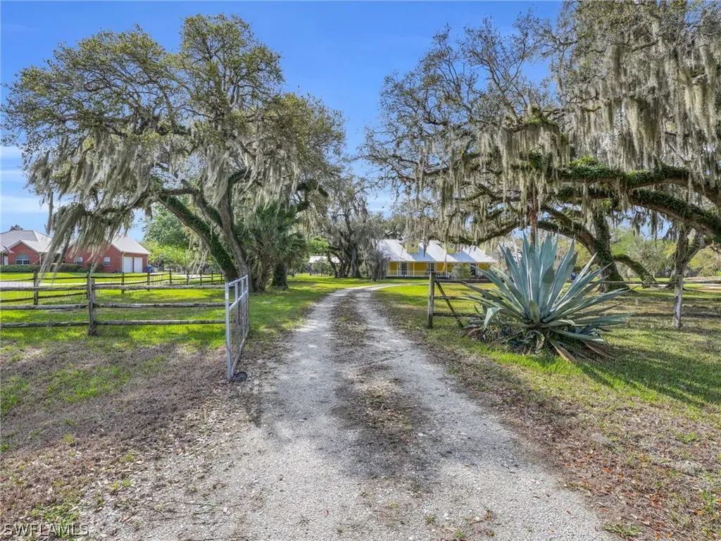 1712 Frontier Circle Labelle FL 33935