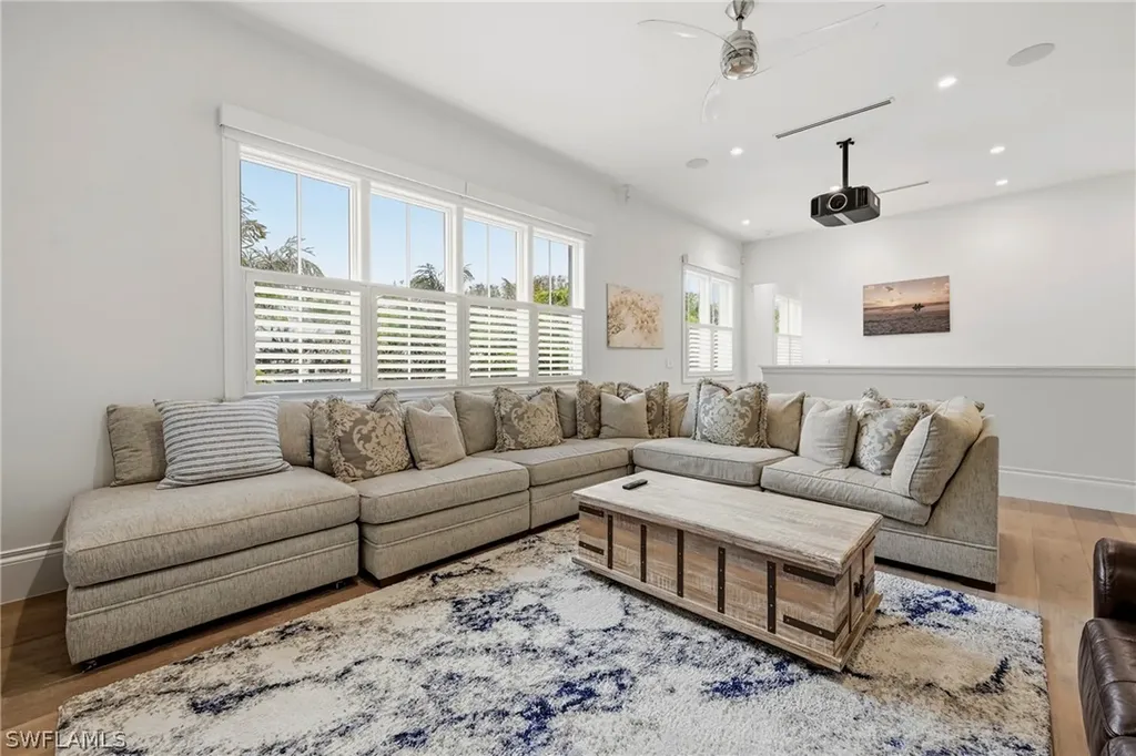 215 3rd Avenue N Naples FL 34102