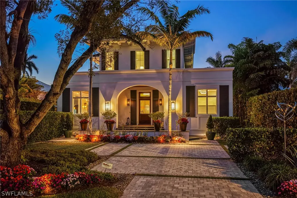 215 3rd Avenue N Naples FL 34102