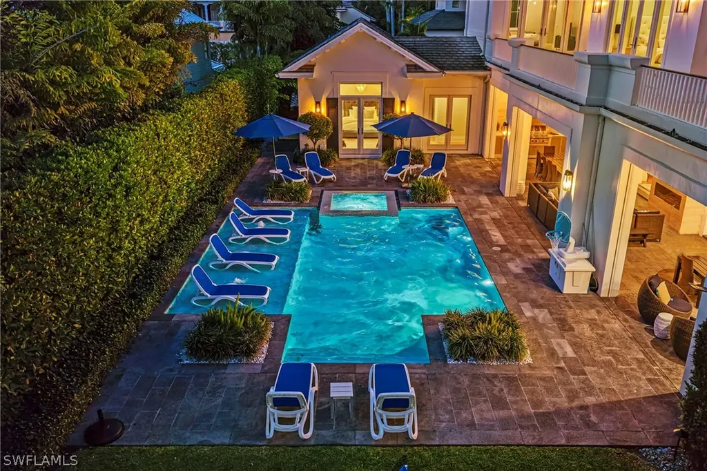 215 3rd Avenue N Naples FL 34102