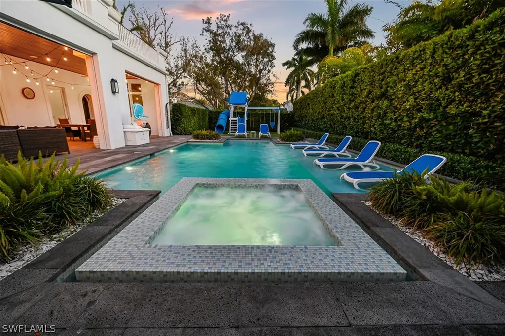 215 3rd Avenue N Naples FL 34102