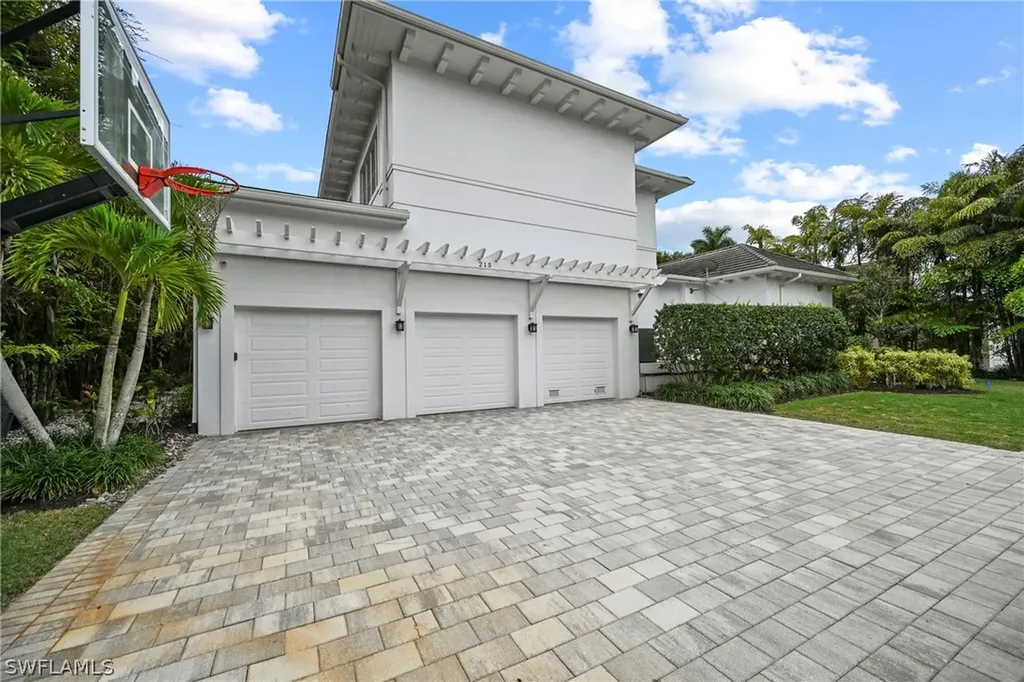 215 3rd Avenue N Naples FL 34102