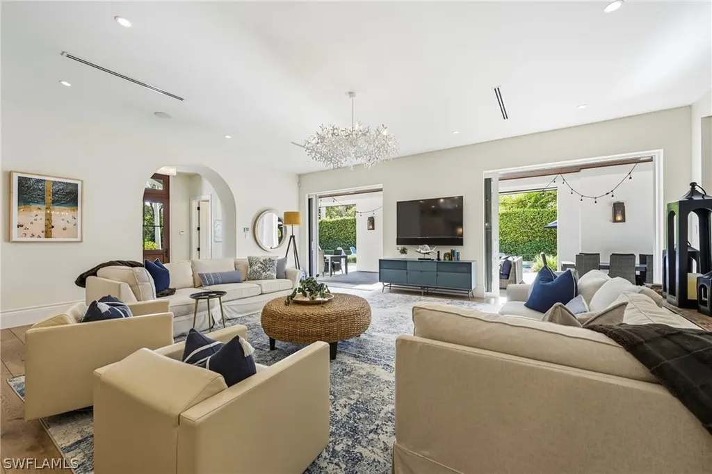 215 3rd Avenue N Naples FL 34102