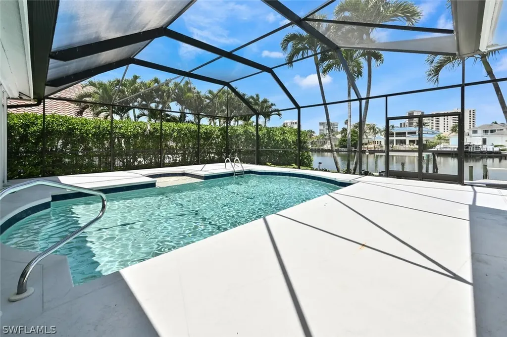4231 Crayton Road Naples FL 34103