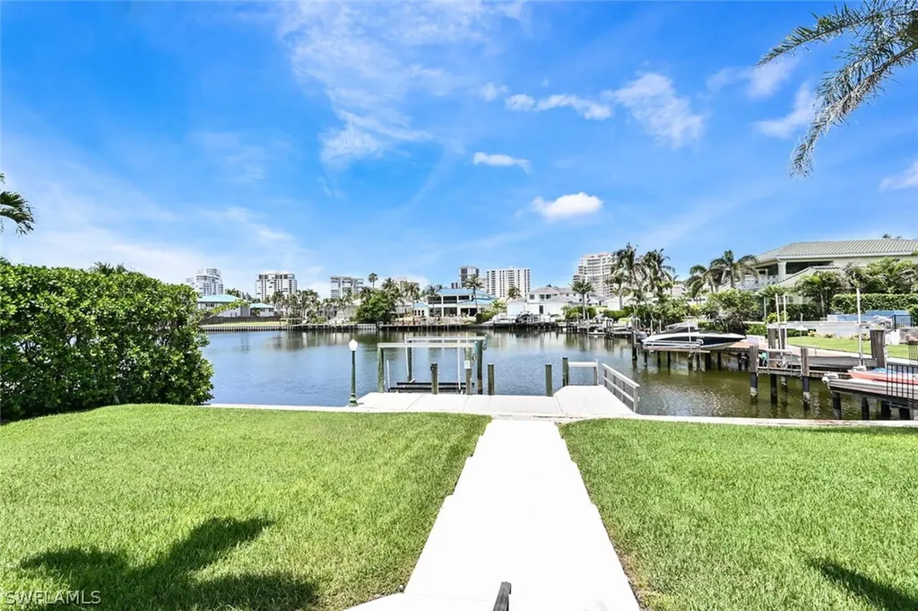 4231 Crayton Road Naples FL 34103