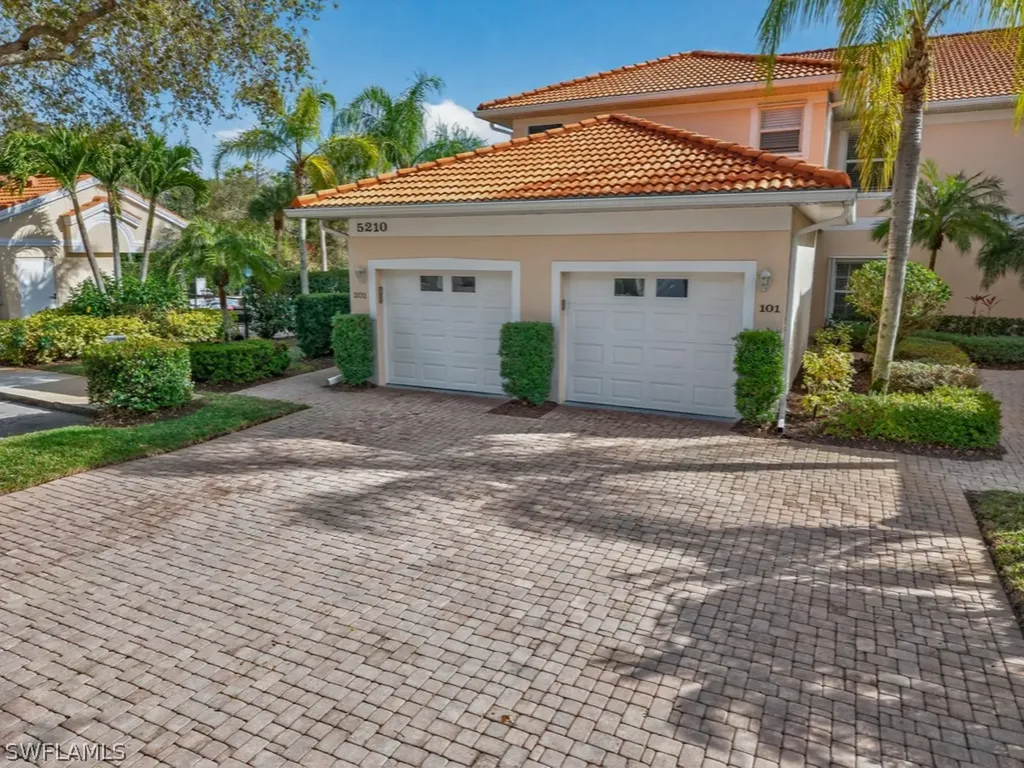 Naples FL, 5210 Birmingham Drive, Unit 101