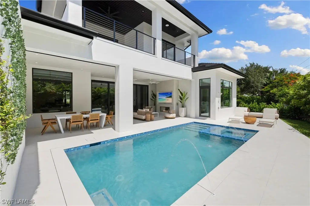 850 10th Street N Naples FL 34102