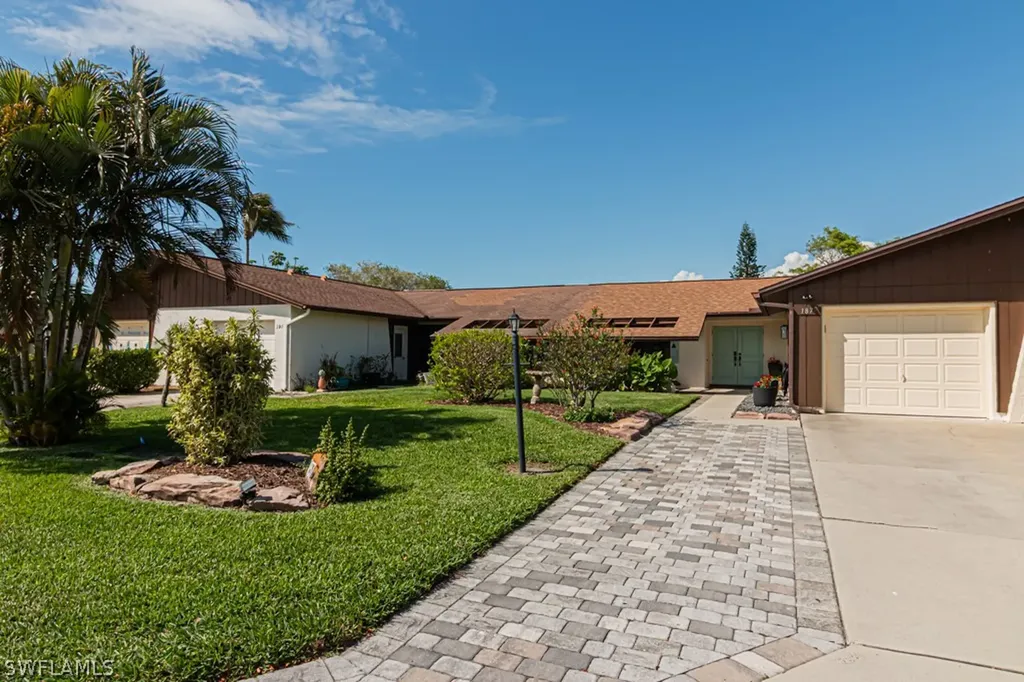 187 Round Key Circle Naples FL 34112