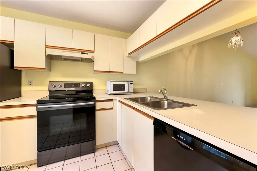 1915 Courtyard Way Naples FL 34112