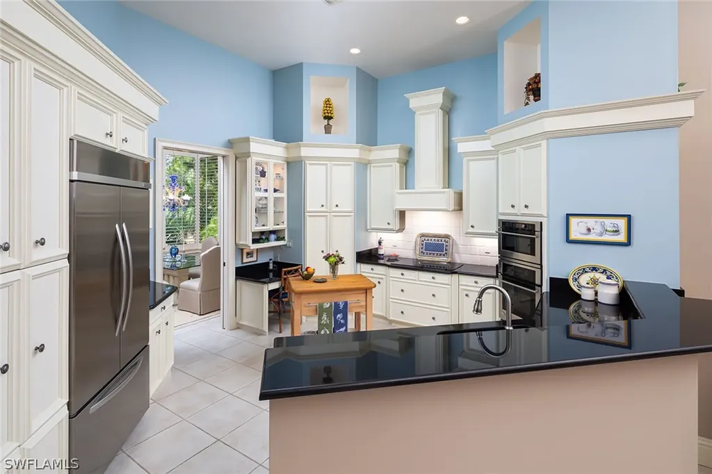 813 Barcarmil Way Naples FL 34110