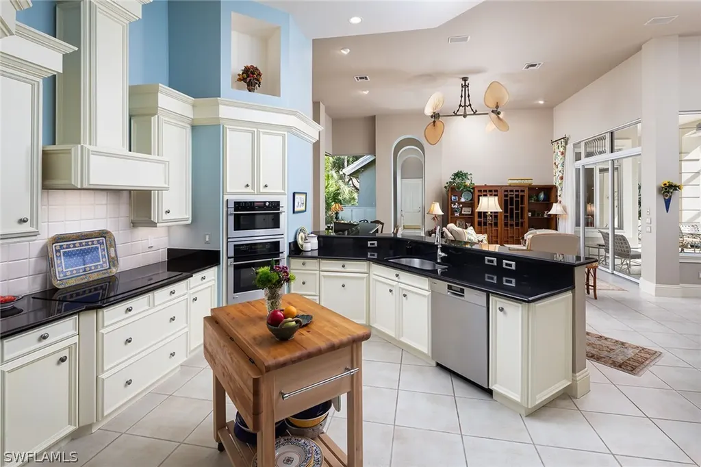 813 Barcarmil Way Naples FL 34110