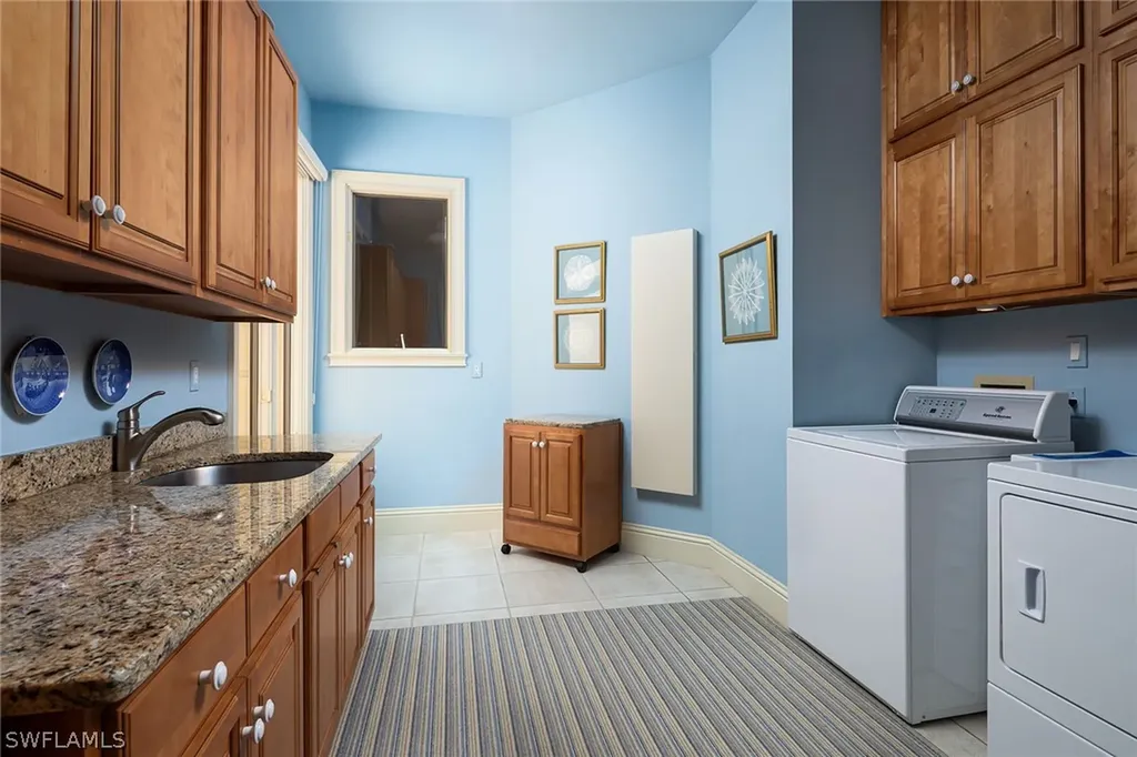 813 Barcarmil Way Naples FL 34110