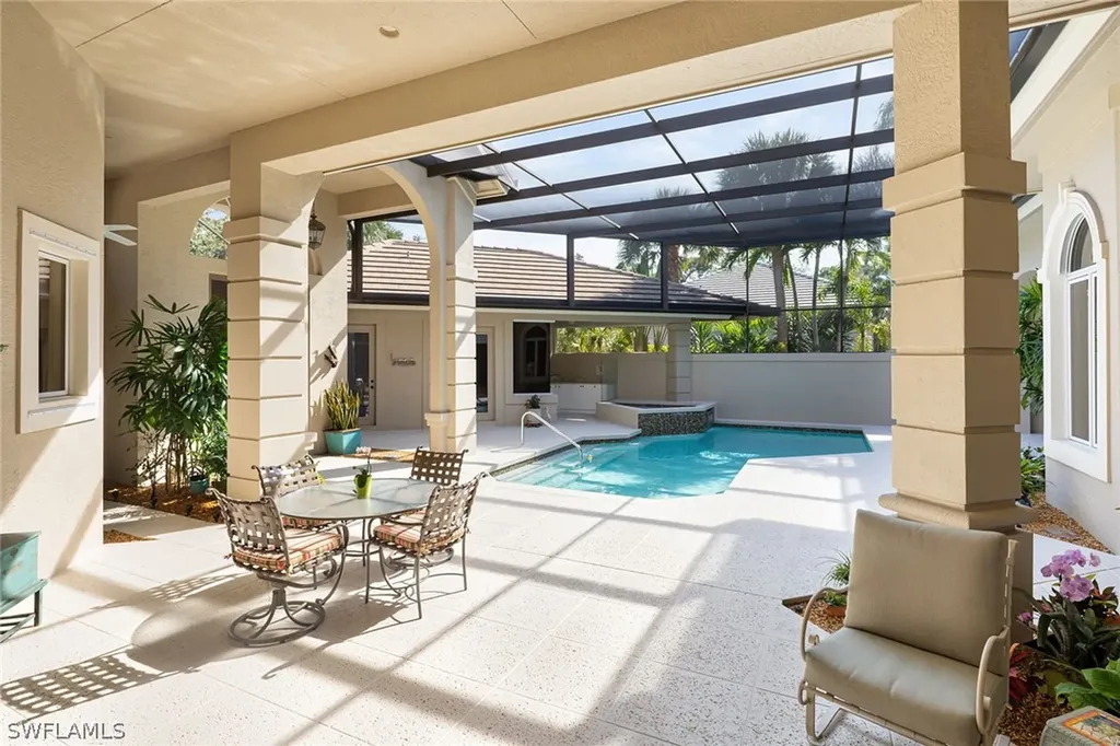 813 Barcarmil Way Naples FL 34110