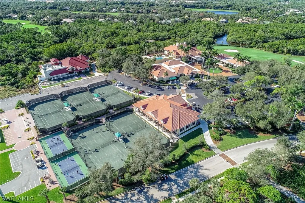 813 Barcarmil Way Naples FL 34110