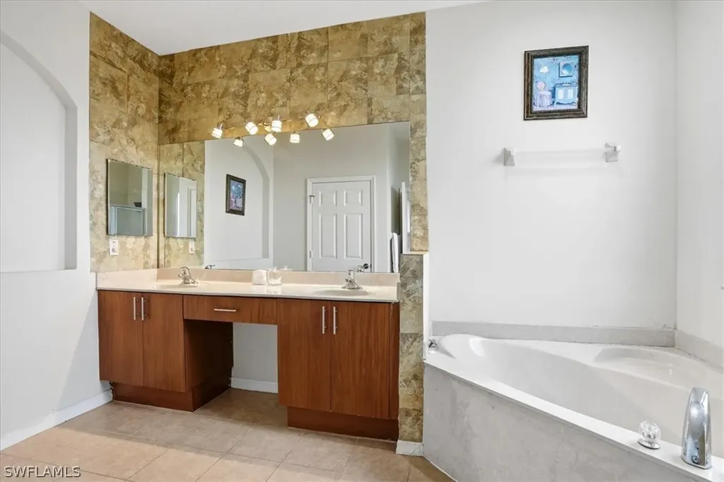 7576 Bristol Circle Naples FL 34120