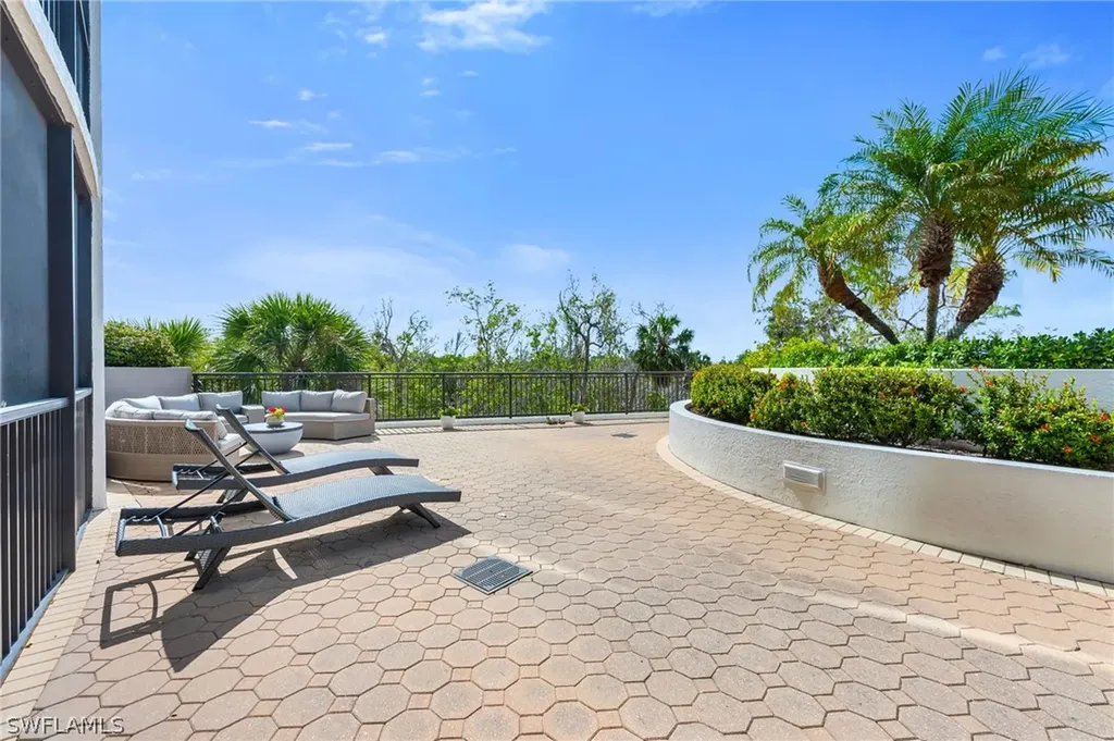 455 Cove Tower Drive Naples FL 34110