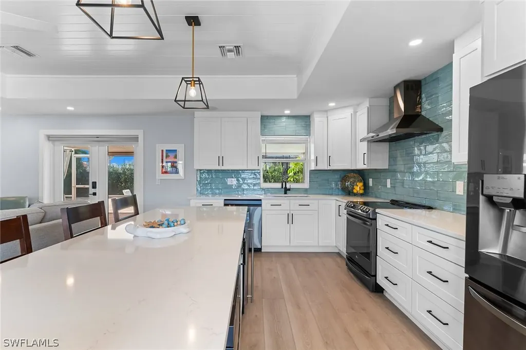 699 99th Avenue N Naples FL 34108