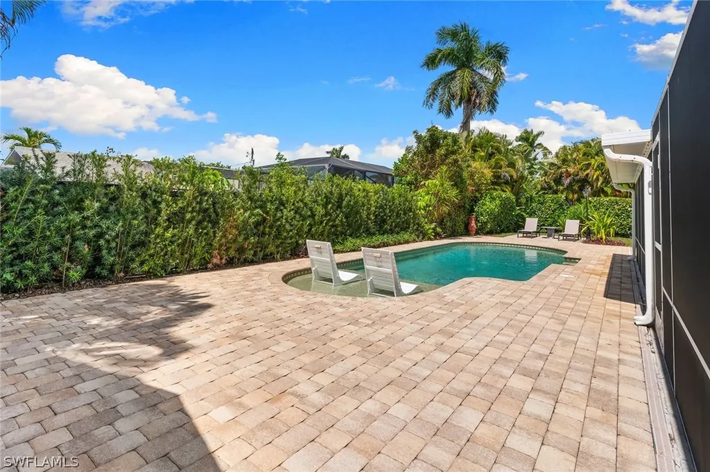 699 99th Avenue N Naples FL 34108