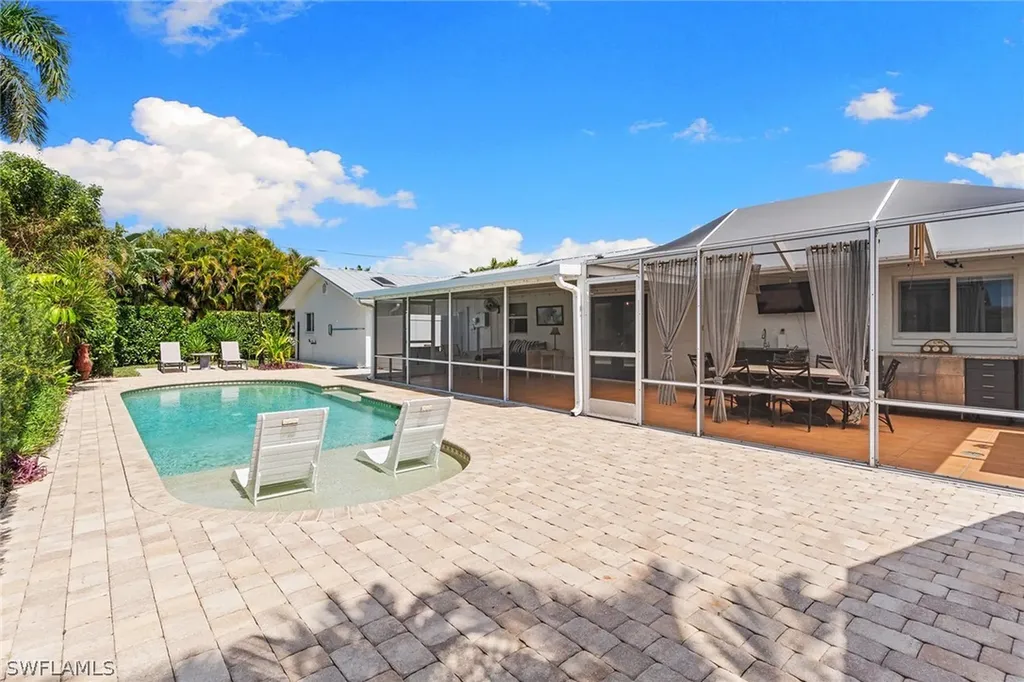 699 99th Avenue N Naples FL 34108