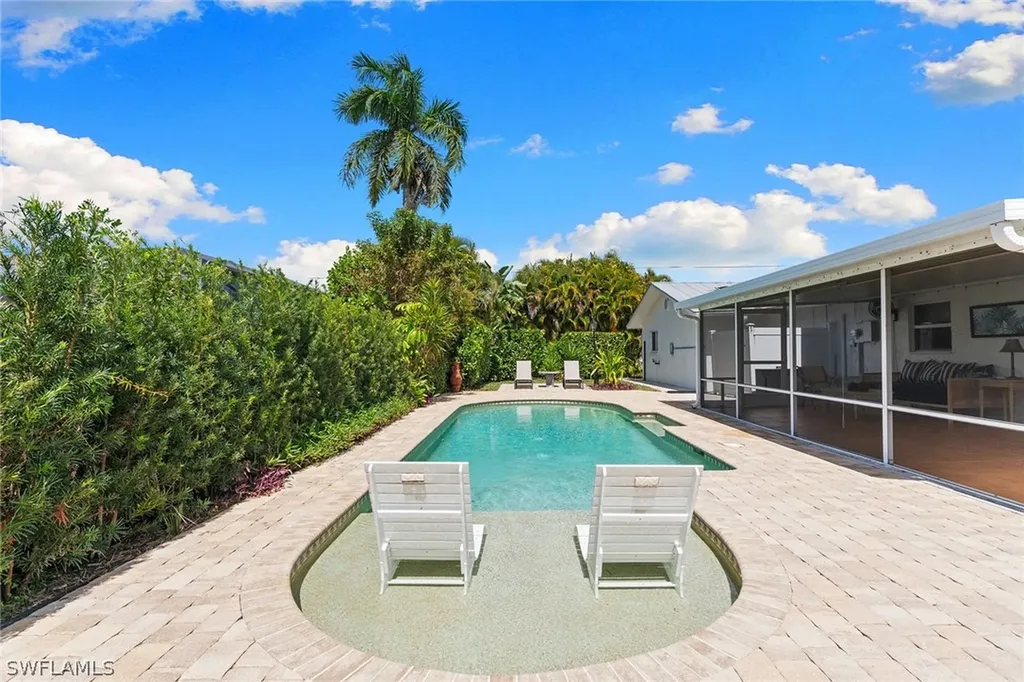 699 99th Avenue N Naples FL 34108