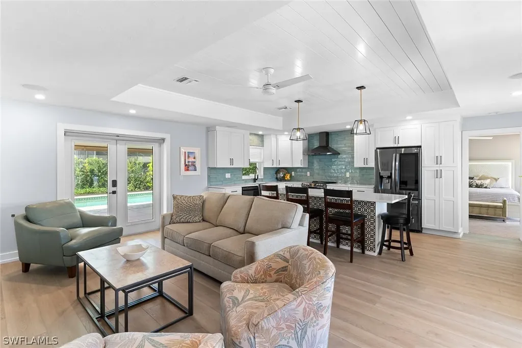 699 99th Avenue N Naples FL 34108
