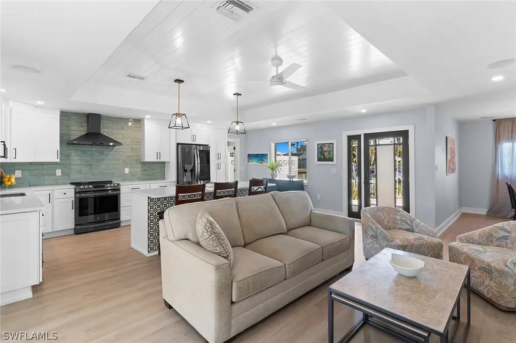 699 99th Avenue N Naples FL 34108