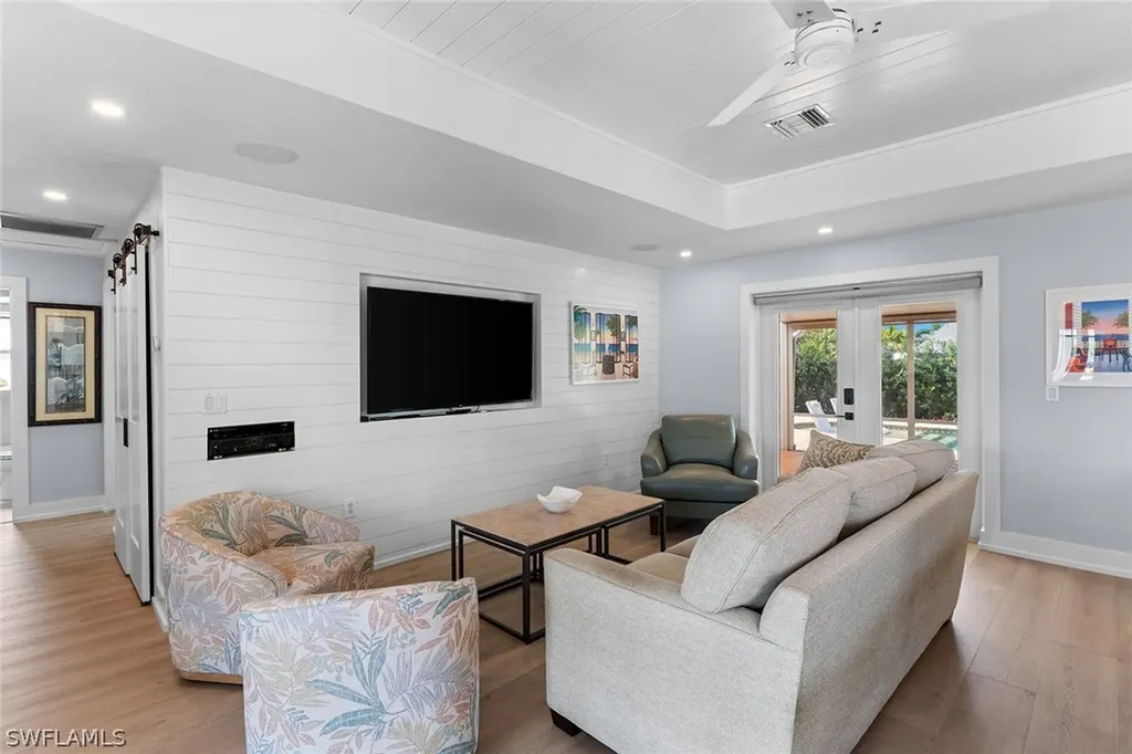 699 99th Avenue N Naples FL 34108