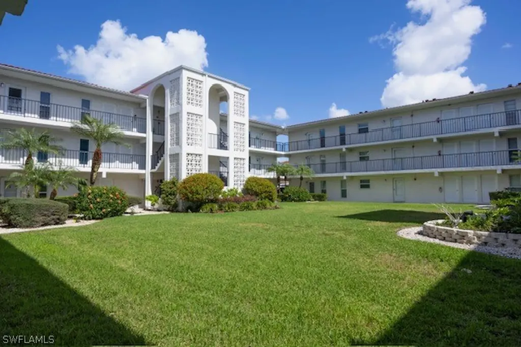 53 High Point Circle W Naples FL 34103