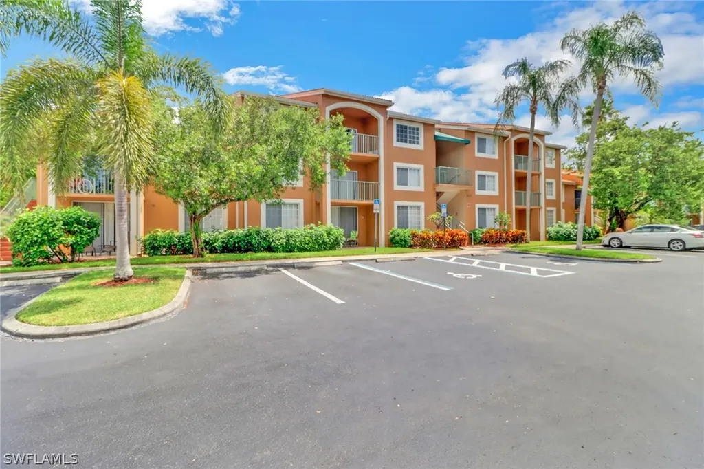 1205 Wildwood Lakes Boulevard Naples FL 34104