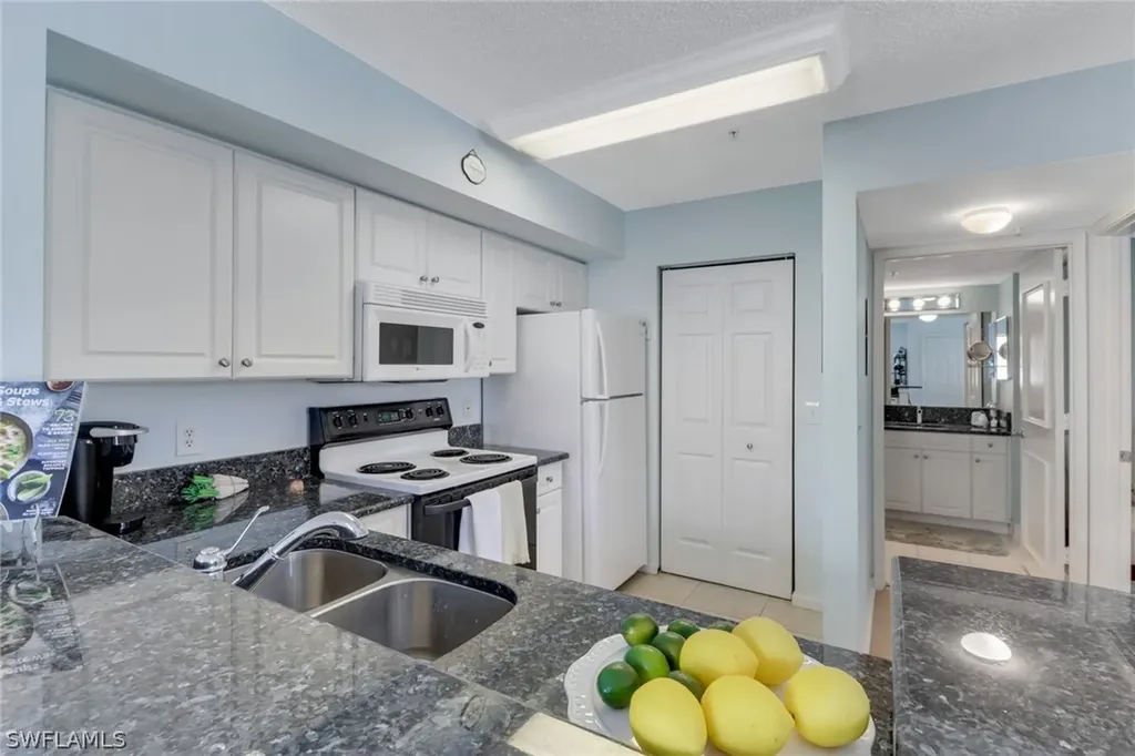 1205 Wildwood Lakes Boulevard Naples FL 34104