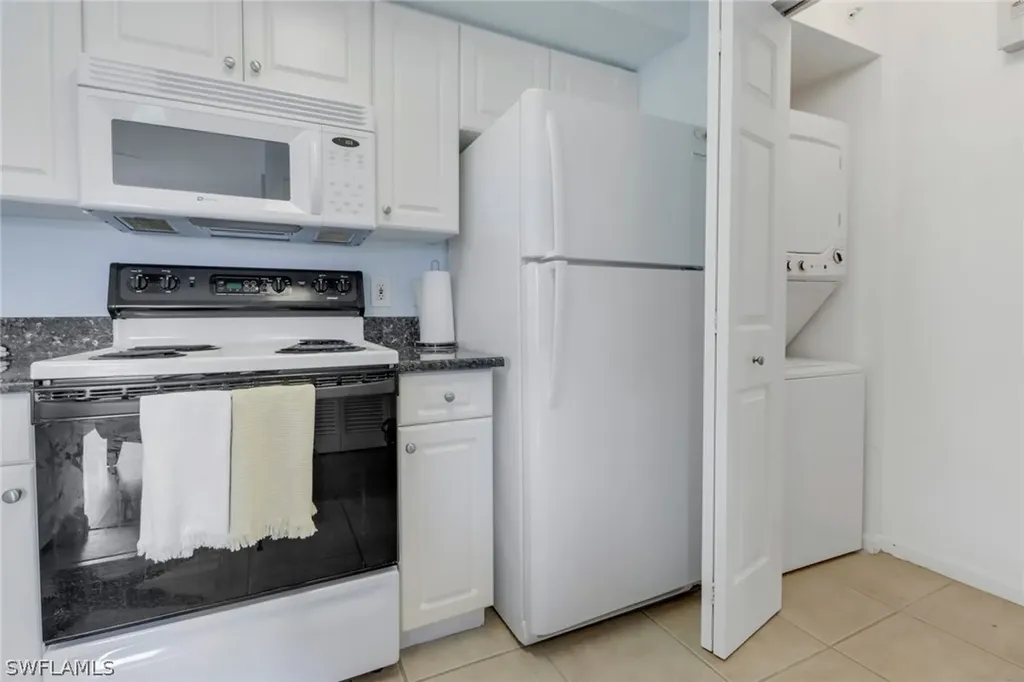 1205 Wildwood Lakes Boulevard Naples FL 34104