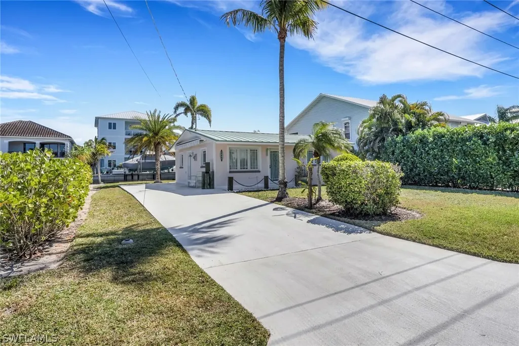 1290 Venetian Way Naples FL 34110