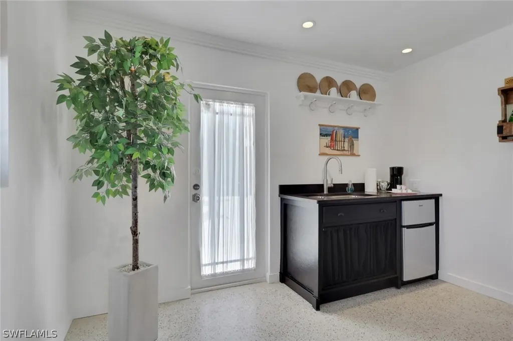 1290 Venetian Way Naples FL 34110