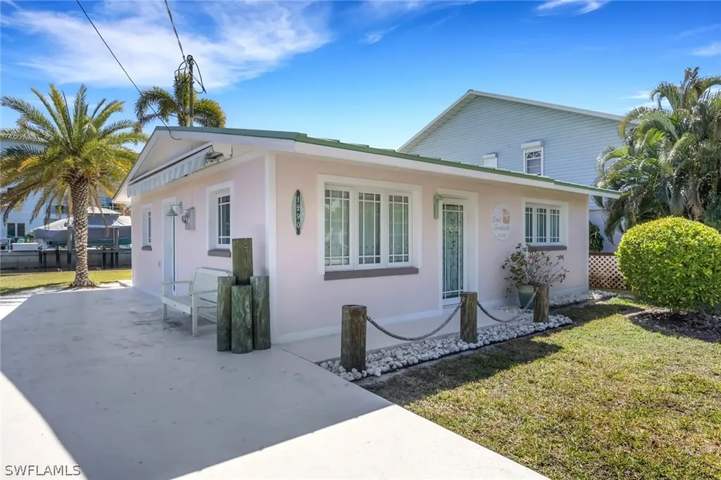 1290 Venetian Way Naples FL 34110