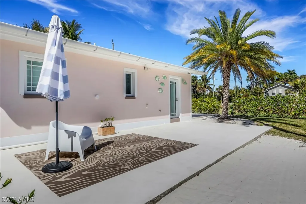 1290 Venetian Way Naples FL 34110