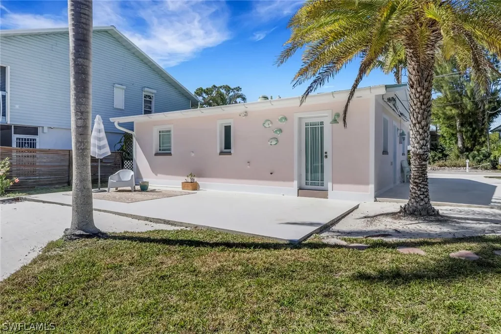 1290 Venetian Way Naples FL 34110