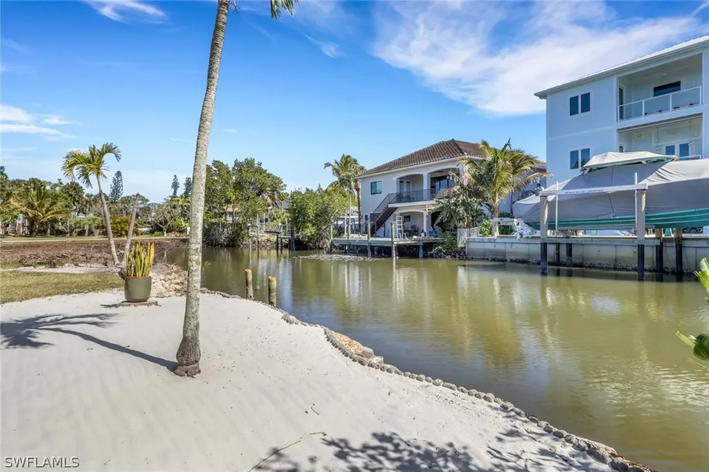 1290 Venetian Way Naples FL 34110