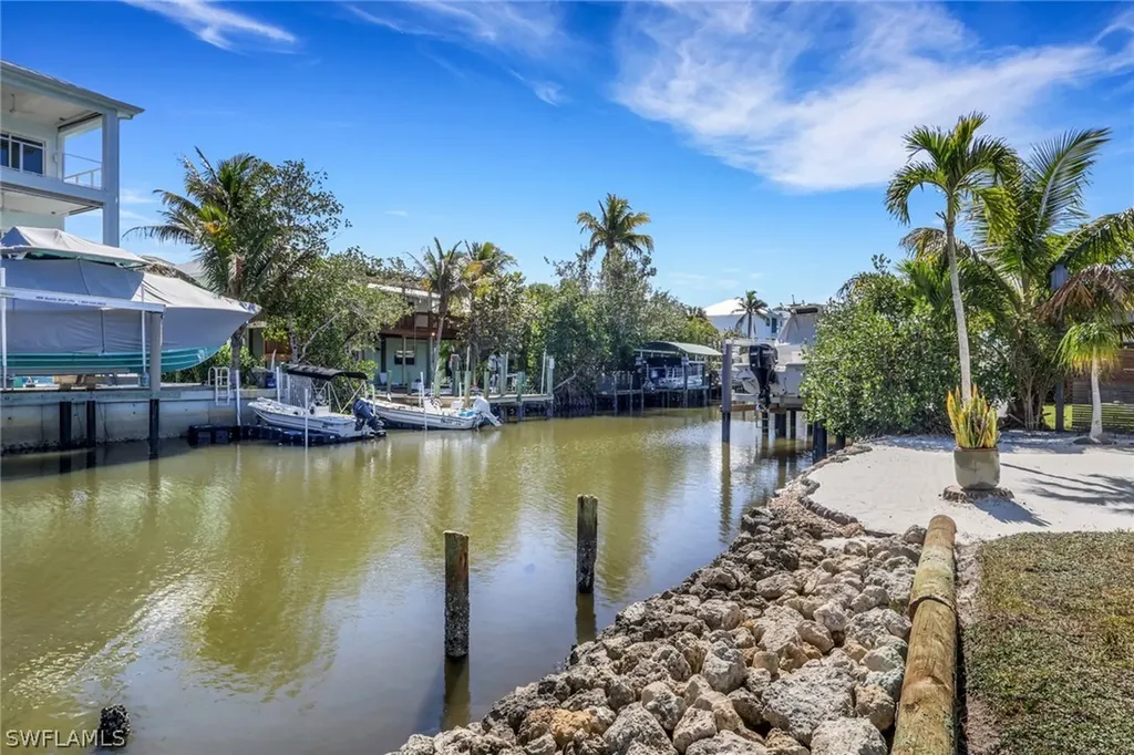 1290 Venetian Way Naples FL 34110