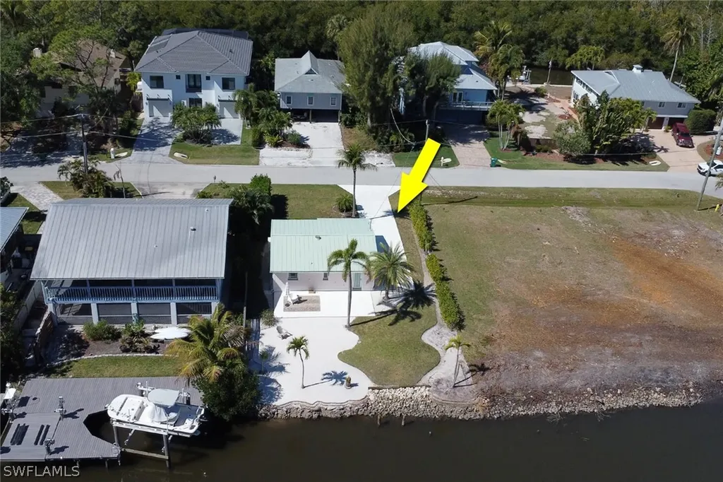 1290 Venetian Way Naples FL 34110